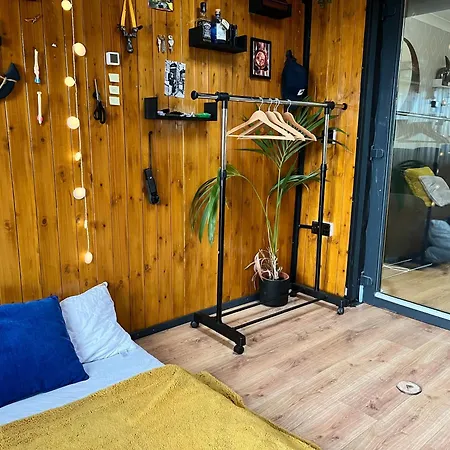 Private Garden With Exclusive Living - Shared *