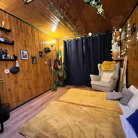 Private Garden With Exclusive Living - Shared